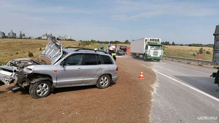 Из-за отлетевших колес коллеги водитель КамАЗа рассыпал гречку по орловской трассе  Из-за отлетевших колес коллеги водитель КамАЗа рассыпал гречку по орловской трассе