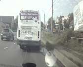 Водитель маршрутки повез орловчан через гаражи, чтобы обогнать конкурента Водитель маршрутки повез орловчан через гаражи, чтобы обогнать конкурента