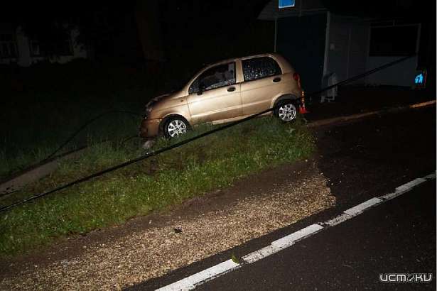 В Орловской области 18-летняя автоледи не справилась с управлением и въехала в столб В Орловской области 18-летняя автоледи не справилась с управлением и въехала в столб