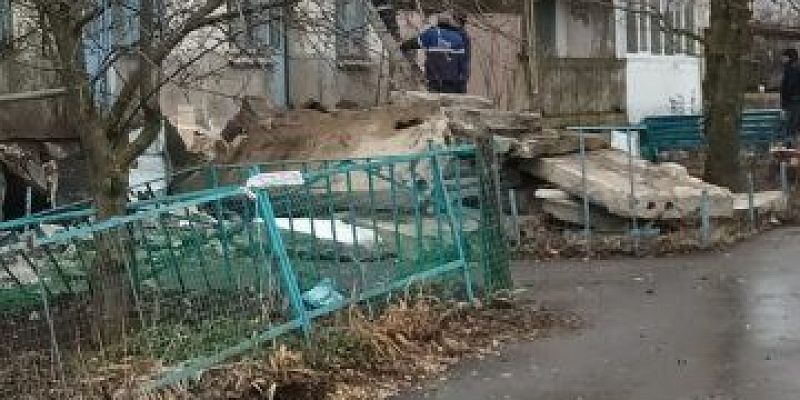 Упавшие балконы и уголовное дело, за выброшенную на мусорку ёлку могут оштрафовать, а вот куда  её деть Упавшие балконы и уголовное дело, за выброшенную на мусорку ёлку могут оштрафовать, а вот куда  её деть