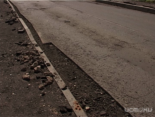Дорогу в Половец не осилит и пловец. История о том, как в Лужках сделали новый асфальт Дорогу в Половец не осилит и пловец. История о том, как в Лужках сделали новый асфальт