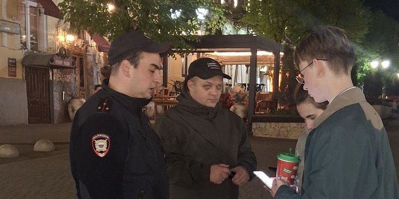 полицейские Патруль  Комендантский час  В Орле полицейские и общественники объединили усилия для обеспечения безопасности на улицах