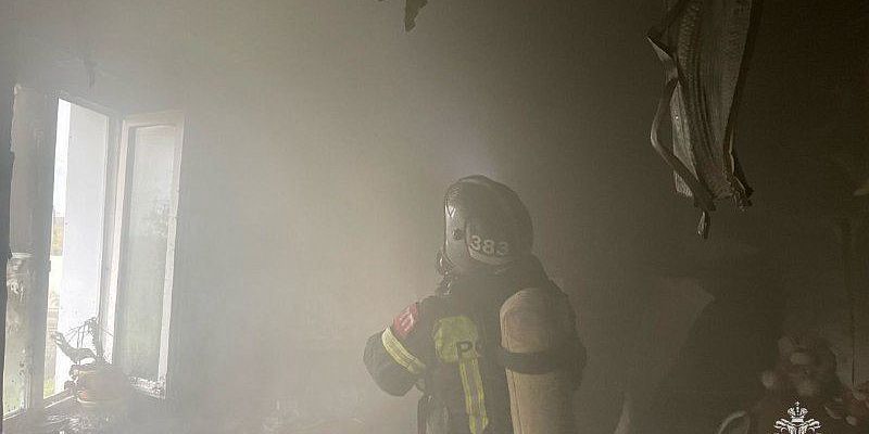 пожар ГУ МЧС по Орловской области Орловские пожарные тушили квартиру во Мценске и дом в селе Верхняя Залегощь