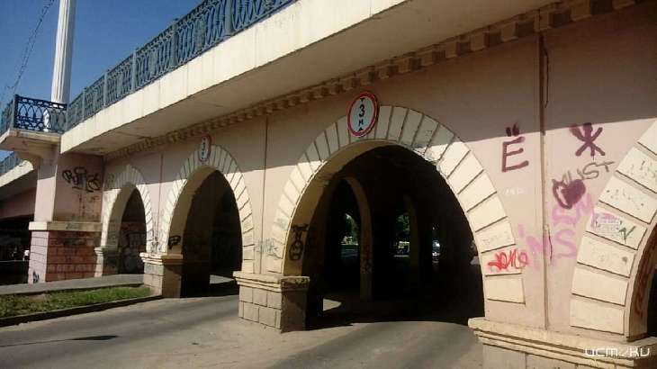 На «мосту глупости» в Орле все-таки появились ограничители высоты На «мосту глупости» в Орле все-таки появились ограничители высоты