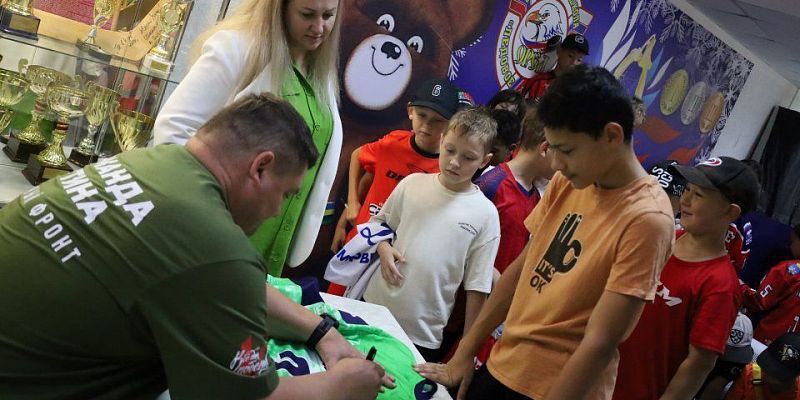 хоккей Орел посетил Олимпийский чемпион по хоккею