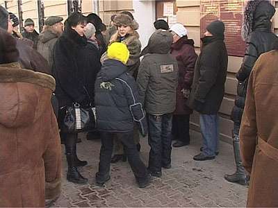 Очередь в регистрационное управление занимают с 4-х утра Очередь в регистрационное управление занимают с 4-х утра