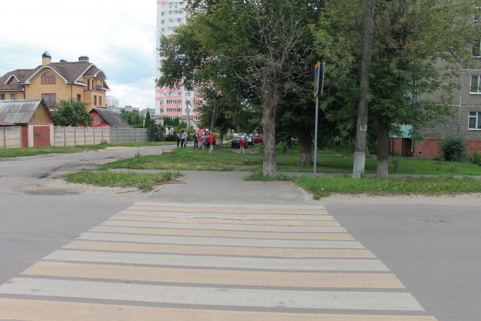 Трудная дорога в школу: в Орле жители Речного переулка просят у властей тротуар 