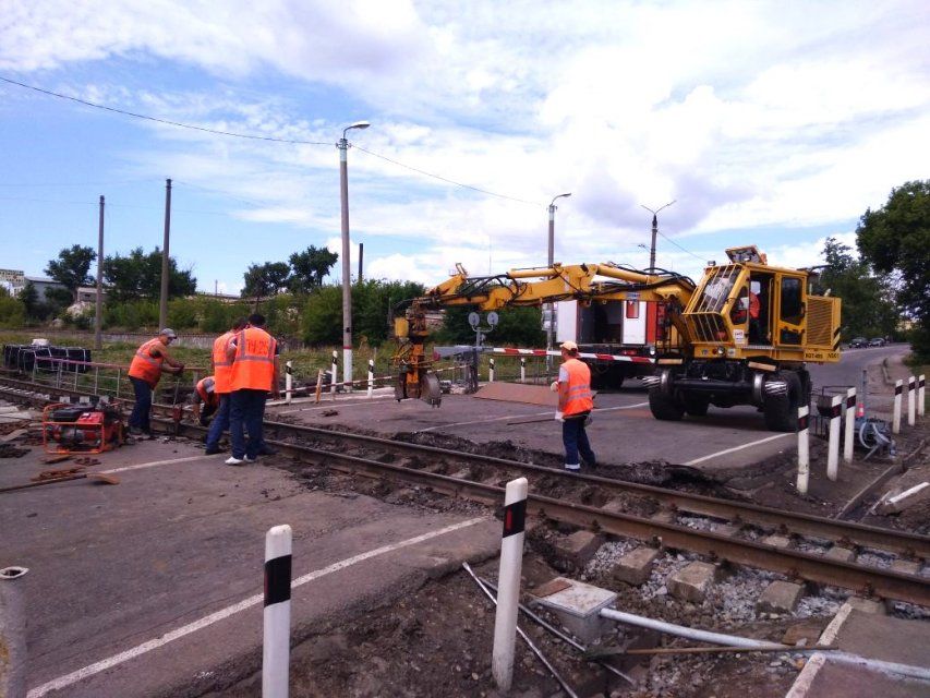 Повышение безопасности на железнодорожных переездах в Орловской области: установка «шумовых полос» и текущий ремонт