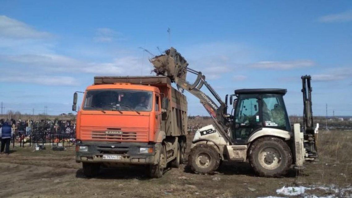С орловских кладбищ вывезли 650 кубометров мусора 