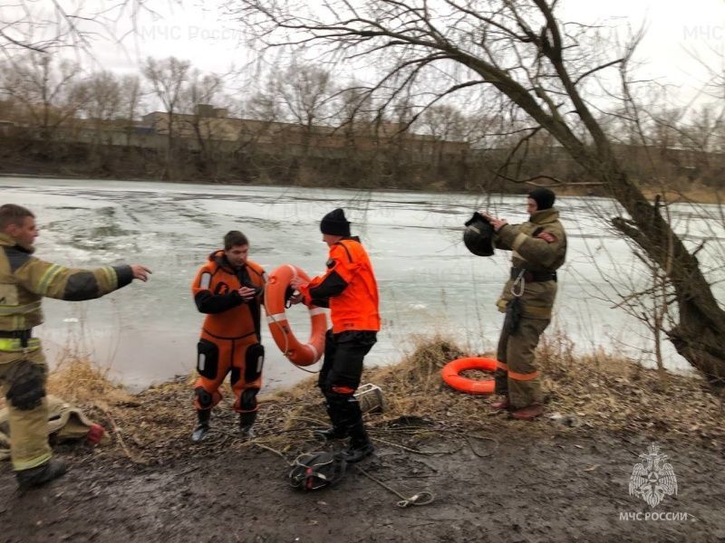 В Орле сотрудники МЧС России спасли из ледяной воды двух мужчин 