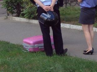 В Орле возле прокуратуры нашли подозрительный розовый чемодан