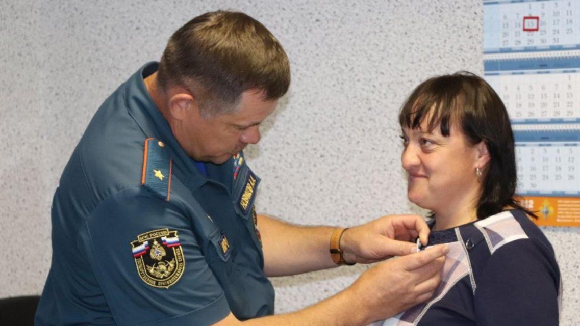 Орловчанка получила медаль МЧС за спасение девочки из ледяной воды