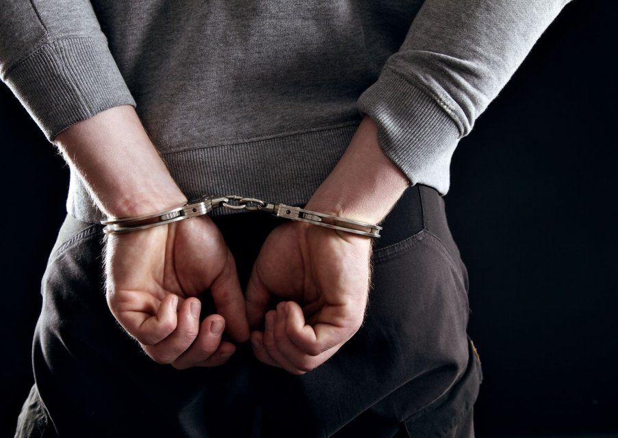 В Орле буйный посетитель бара устроил скандал на улице и оказался в полиции