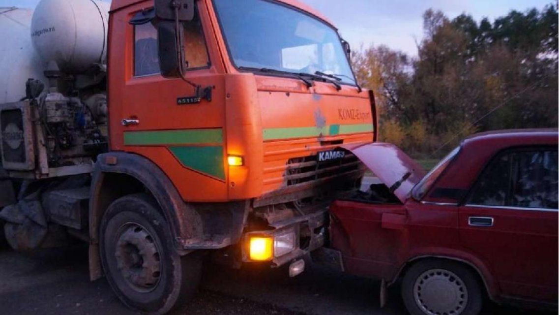 Накануне на Орловщине дважды КамАЗы столкнулись с легковыми ВАЗами