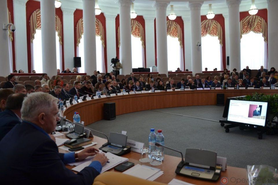 На 50 депутатских кресел в облсовете претендуют 400 кандидатов