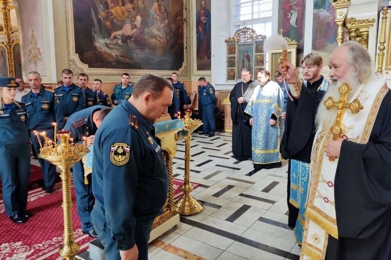 Сотрудники орловского МЧС помолились перед иконой Божией Матери «Неопалимая Купина»