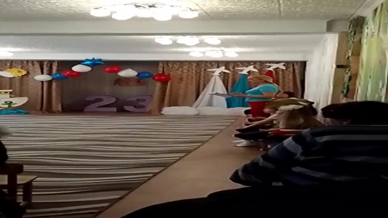 Дошколята из Луганска поздравили орловских мужчин с праздником