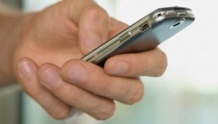 Во Мценске 22-летний парень присвоил телефон, оставленный женщиной на лавке