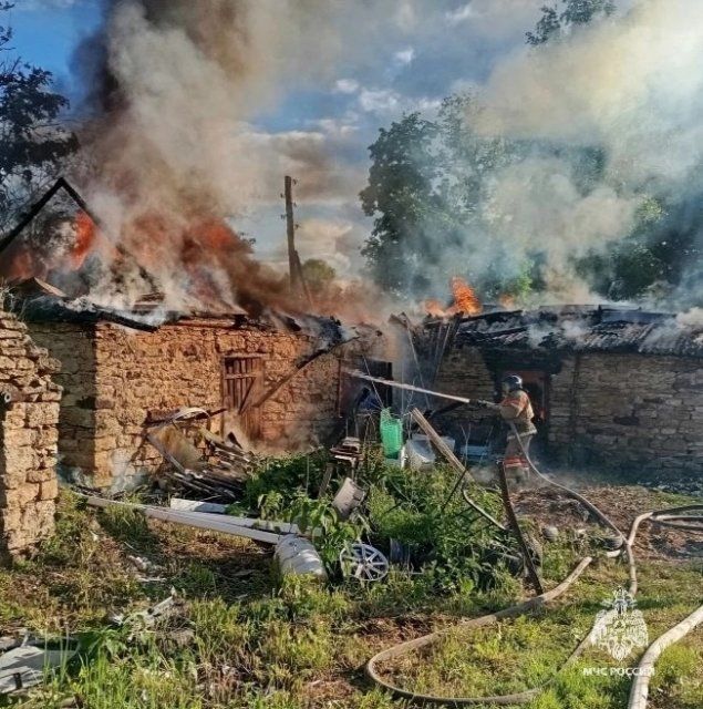 В Ливенском районе пожарные спасли дом от огня: сгорели только хозпостройки