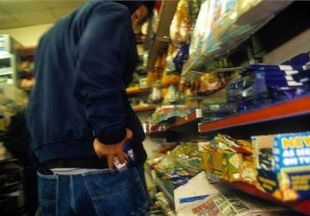 Покупатель в магазине помог задержать грабителя