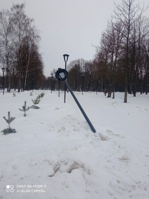 В парке Победы вандалы сломали фонарь