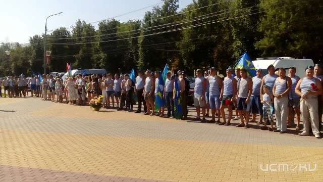 В Орле проходит торжественный митинг, посвященный Дню ВДВ