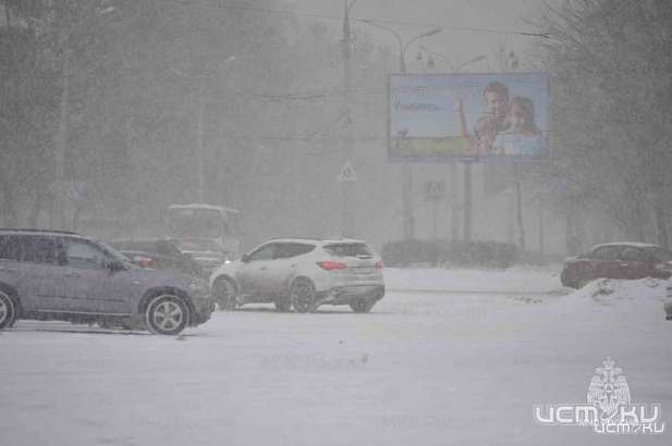 Орёл завален снегом из-за нехватки рабочих рук на Спецавтобазе