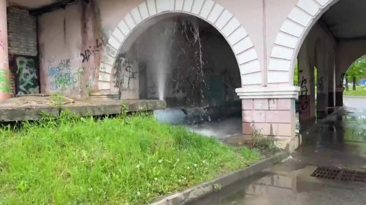 В Орле открылся незапланированный фонтан
