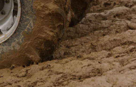 Неудачно покатался: в Урицком районе 19-летний парень угнал служебный автомобиль и застрял в грязи