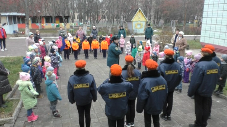 Орловские спасатели навестили воспитанников детсада №79, где доступно и в игровой форме объяснили малышам правила поведения на льду