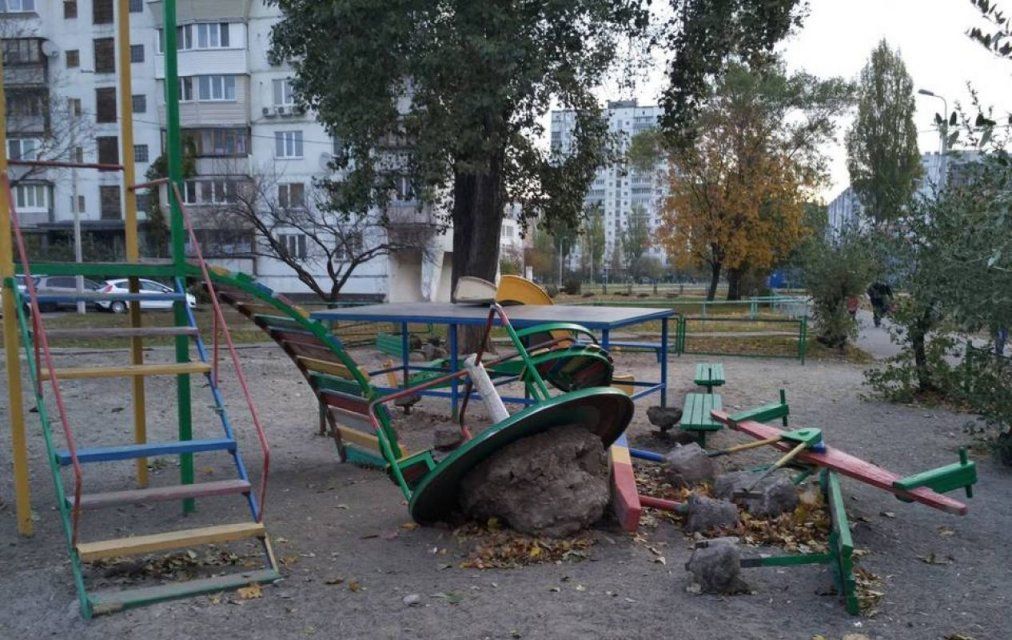 В Орле с детских площадок уберут изношенное оборудование