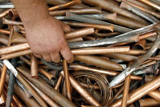 Орловчанин у односельчанки украл металлические изделия со двора дома