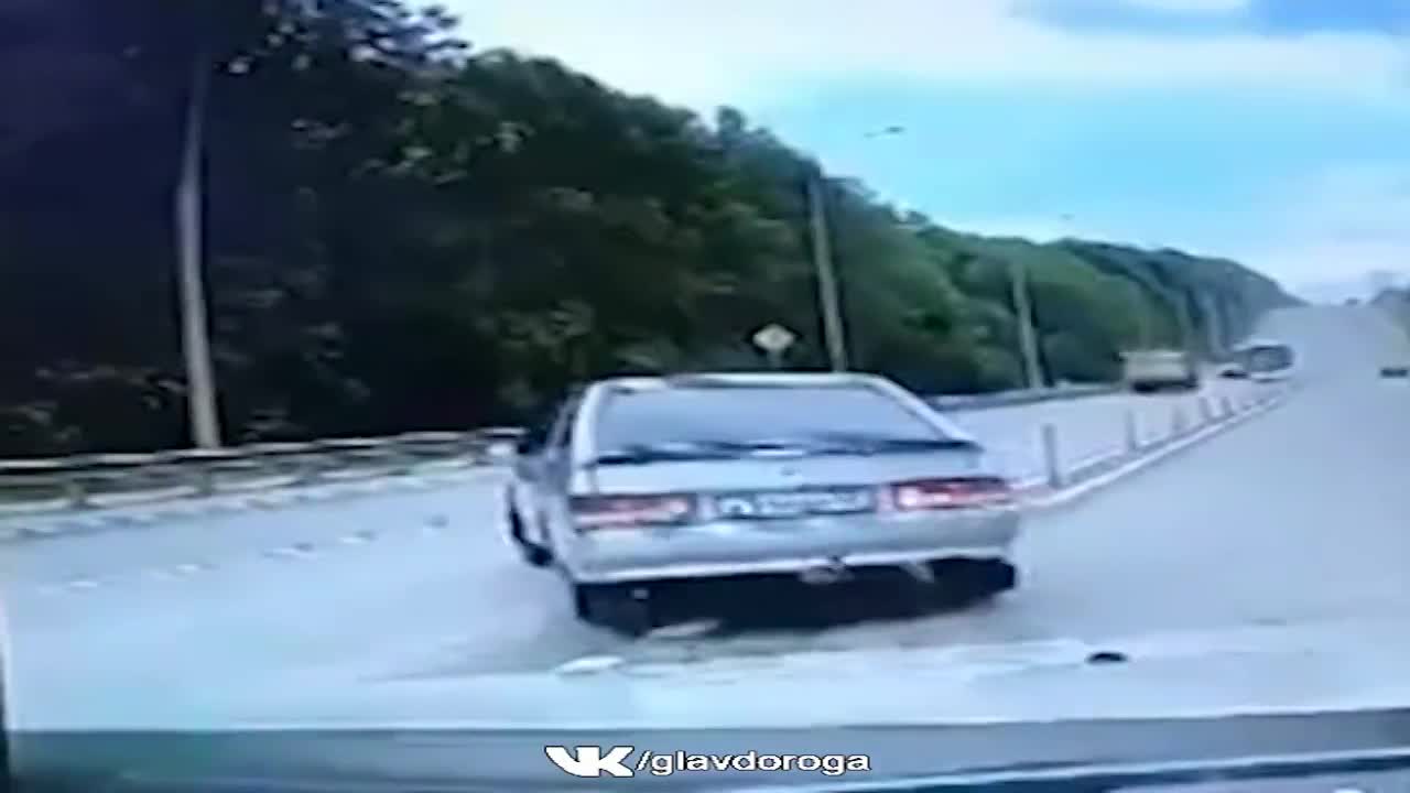 «Развернулся прямо перед «КАМАЗом». Момент смертельного ДТП на подъезде к Орлу попал на видео