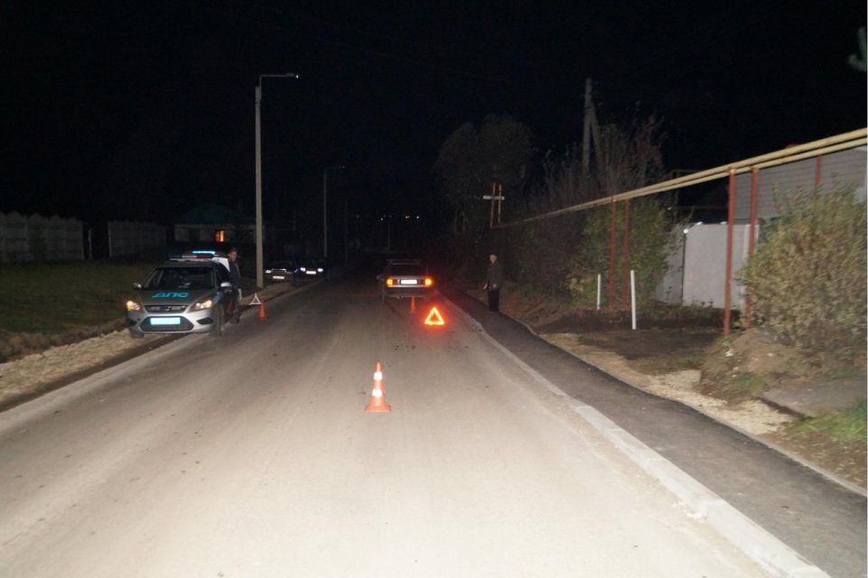 Под Орлом пешеход, двигаясь по проезжей части, попал под колеса авто