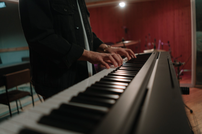 Смотрите сегодня, в 16:30, повтор концерта группы FHL и концертное видео на песню "Кукла" от орловской группы "Назло"