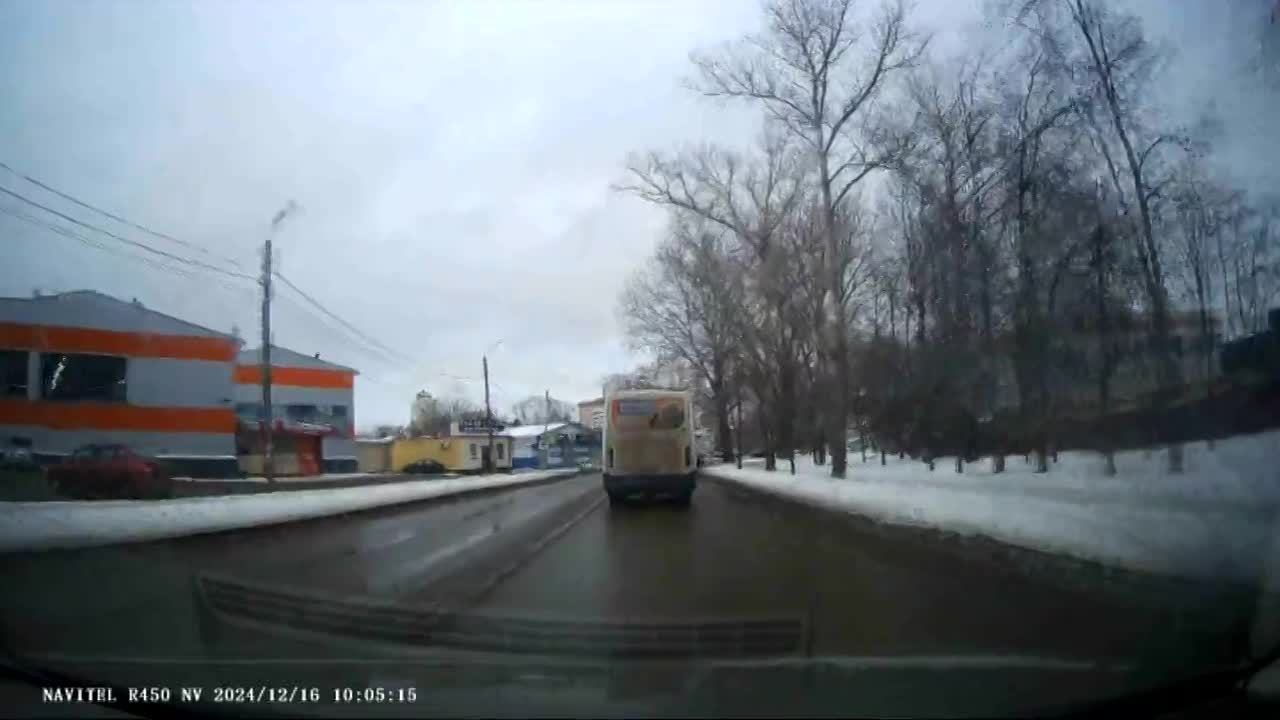 В Орле заметили маршрутку, из-за действий водителя которой едва не случилось ДТП