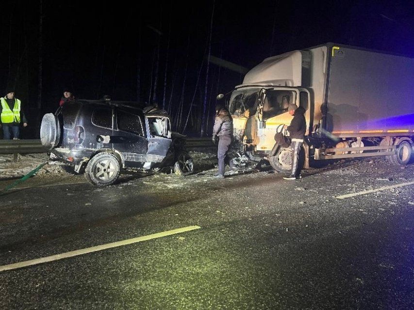 Под Орлом в столкновении с большегрузом пострадал водитель «Нивы»