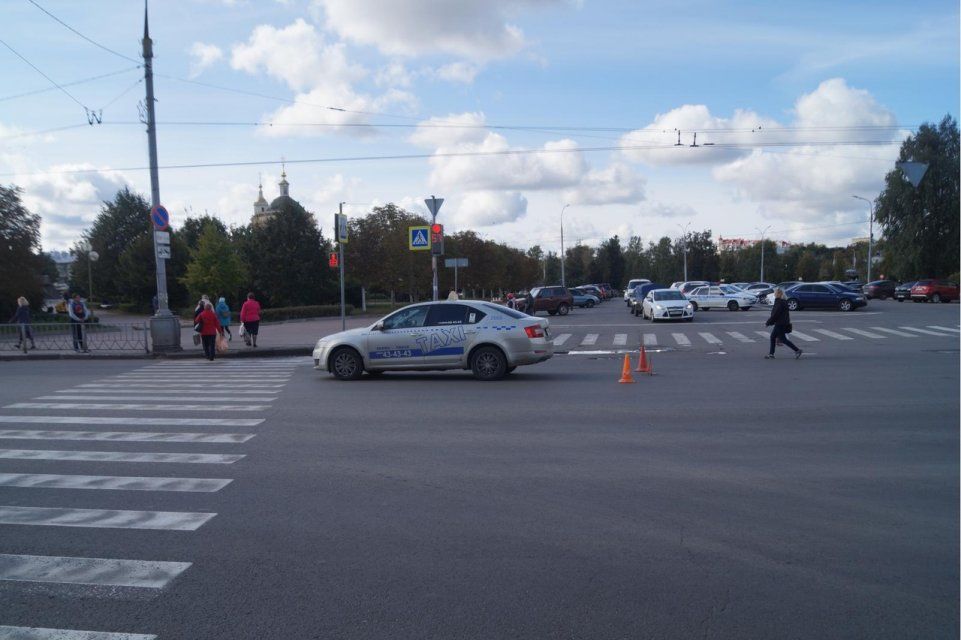 На перекрестке возле сквера Ермолова в Орле таксист сбил девушку