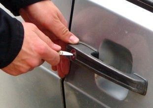 В Покровском районе 19-летний парень обокрал восемь автомобилей