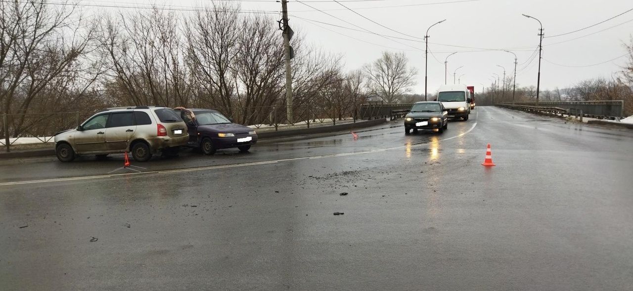 В Орле не разъехались два ВАЗа. Пострадал ребенок