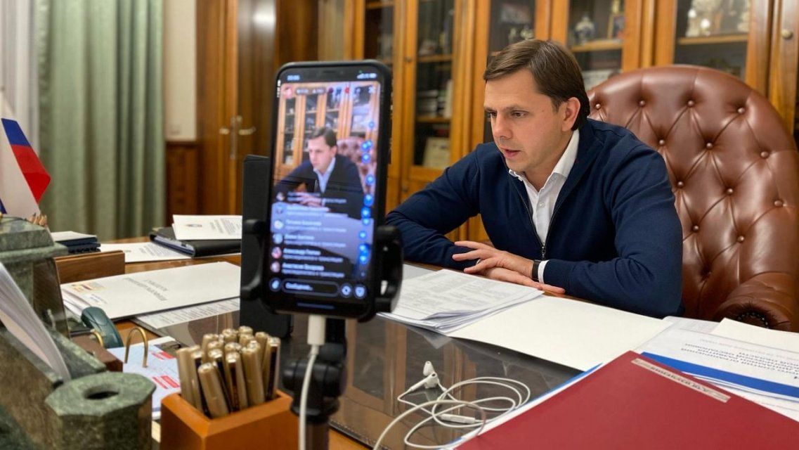 Следит из окна: Клычков снова напомнил орловчанам о «ковидных» ограничениях 