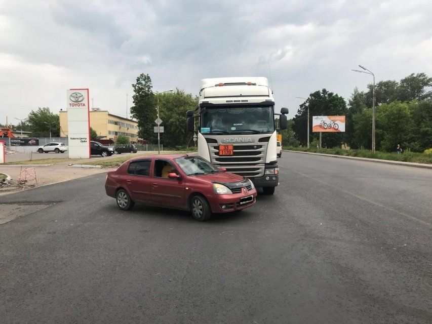 В Орле легковушка въехала в тягач