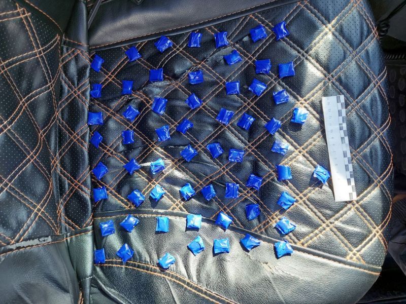 В Орле двое парней попались полицейским с крупной партией наркотиков