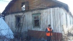 Из-за сжигания травы в Урицком районе сгорел дом