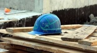 В Орле рабочий на стройке сорвался и упал вниз с высоты 11 этажа