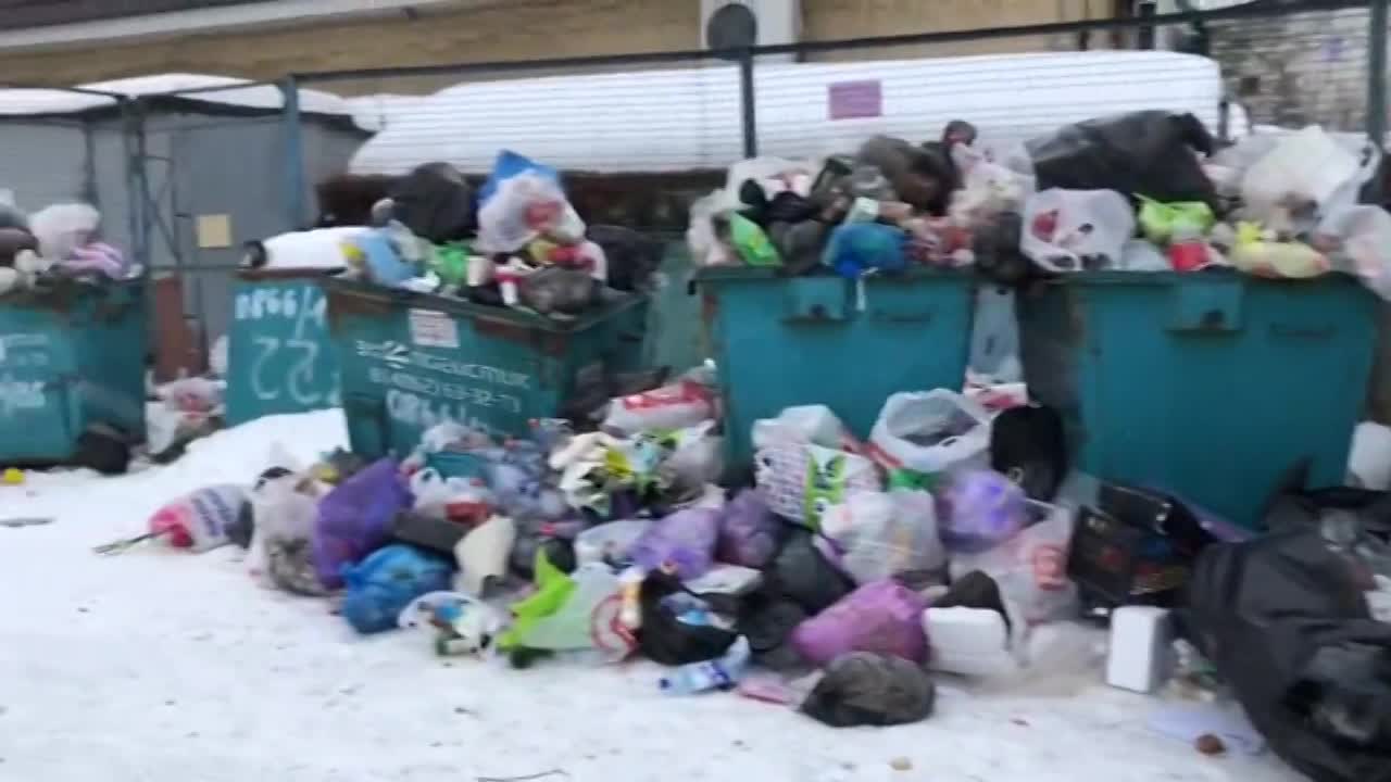 «Мы зарастаем отходами»: Жители ул. 4-я Курская жалуются на переполненные мусорные контейнеры