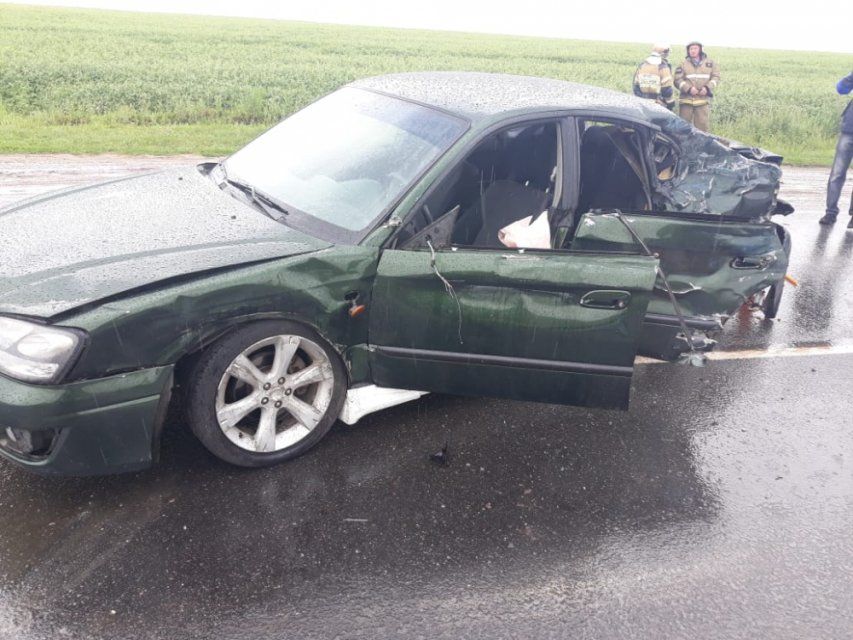 На скользкой дороге под Орлом «Субару» влетел во встречный ЗИЛ: на месте ДТП погиб мужчина