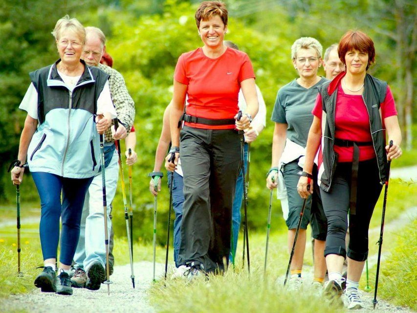 В Орле продолжаются бесплатные занятие по скандинавской ходьбе