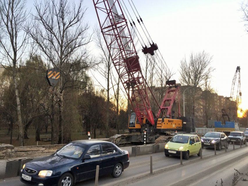 На орловский мост Дружбы прибыл долгожданный кран