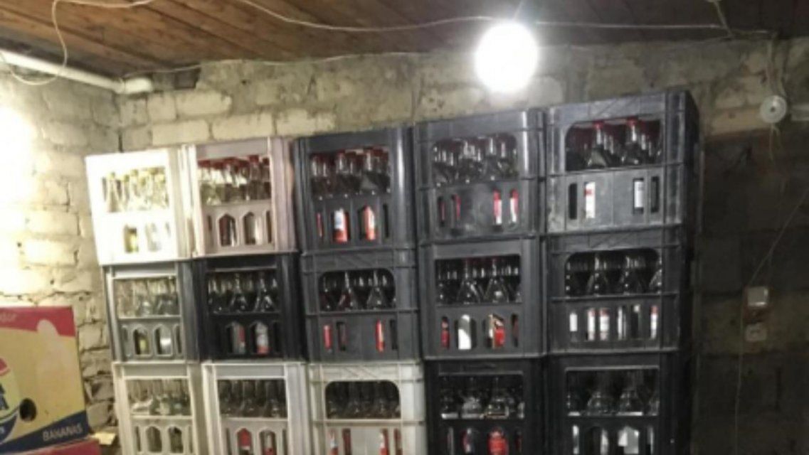 Двое орловчан прятали тысячи бутылок паленого алкоголя в сарае